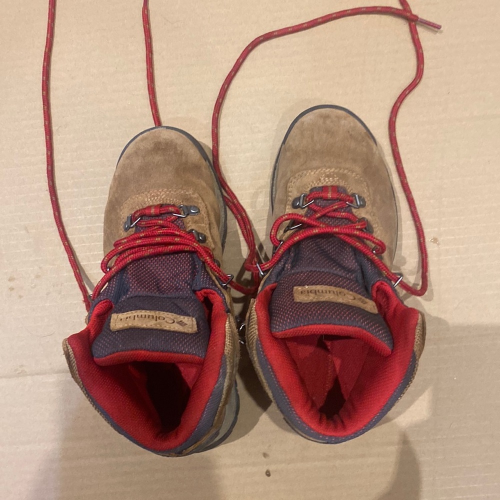 Tan Columbia hiking boots with a red interior size US 7